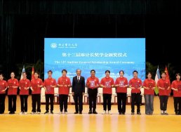 本页围绕「蓝鲸体育直播app下载限时