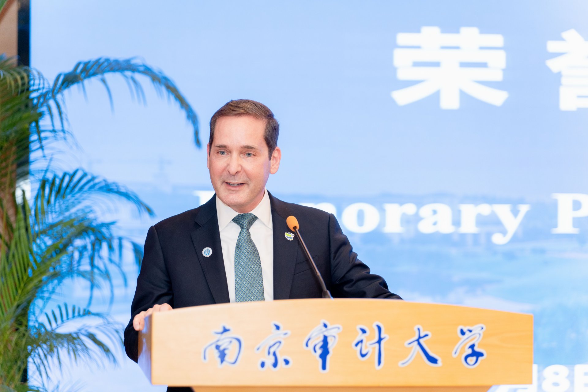 校长董必荣